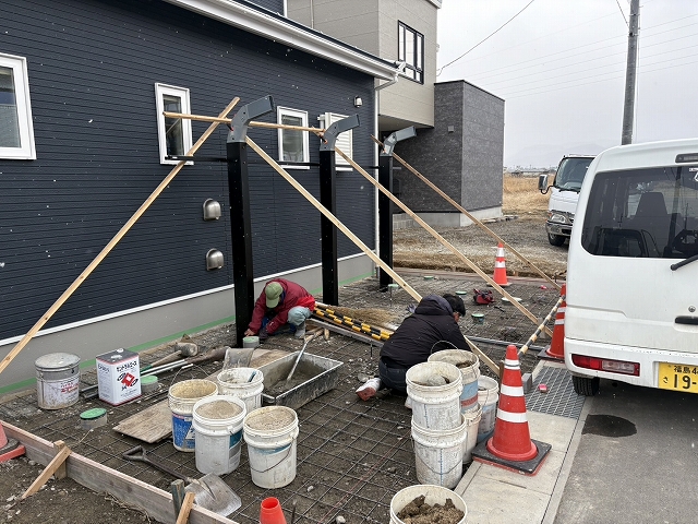 カーポートの柱をたてる作業