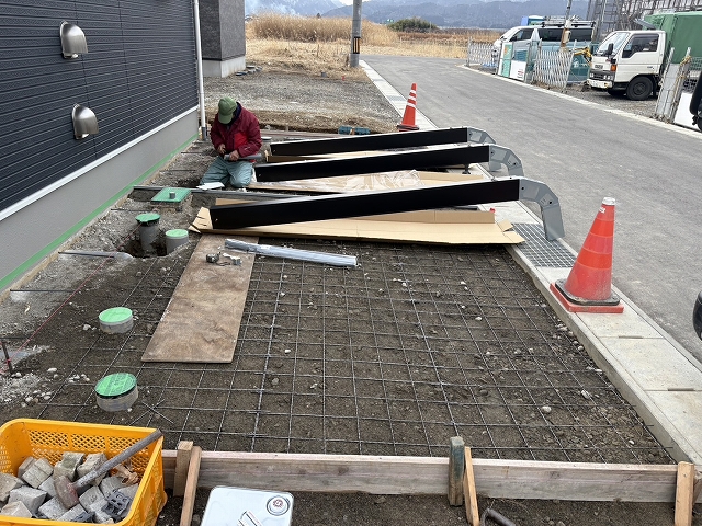 カーポートの柱を穴に刺す作業